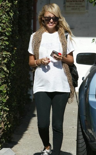 Nicole Richie Leaving the Salon October 2, 2007