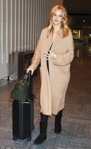 Rosie Huntington-Whiteley Narita Airport September 30, 2016