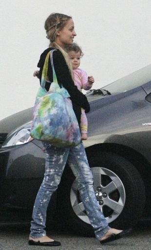 Nicole Richie Out in Los Angeles with Harlow March 21, 2009