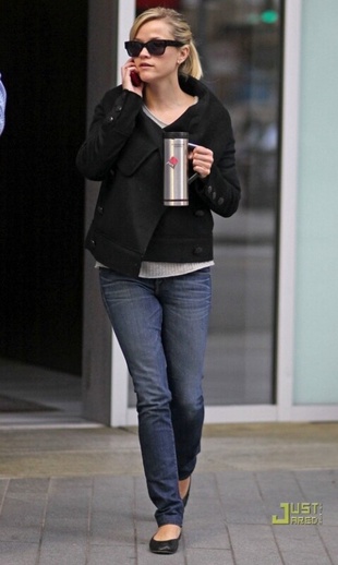 Reese Witherspoon Leaves Starbucks in Vancouver October 20, 2010