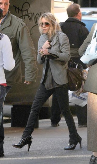 Ashley Olsen Mary-Kate Leaving a Bookstore in New York January 9, 2008