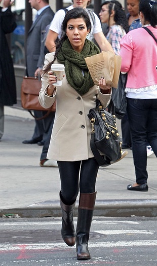 Kourtney Kardashian at Starbucks October 2010