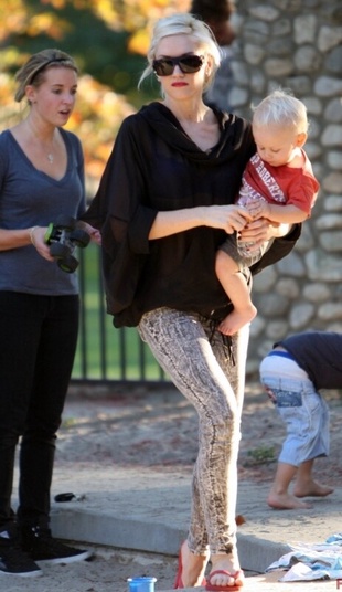 Gwen Stefani Out at a Park in Los Angeles November 1, 2009