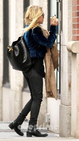 Ashley Olsen Mary-Kate Arriving at Her Apartment April 9, 2012