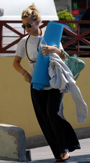 Ashley Olsen Leaving Yoga in Hollywood August 11, 2004