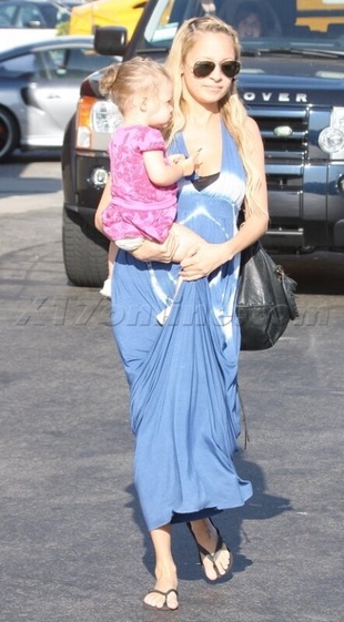 Nicole Richie Out at Cvs Drugstore with Harlow September 16, 2009