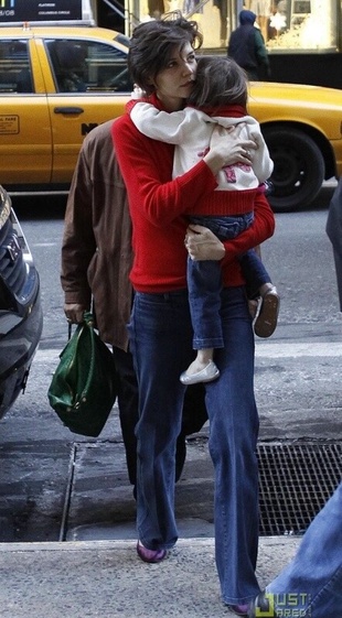 Katie Holmes Shopping at Gap in New York December 23, 2008