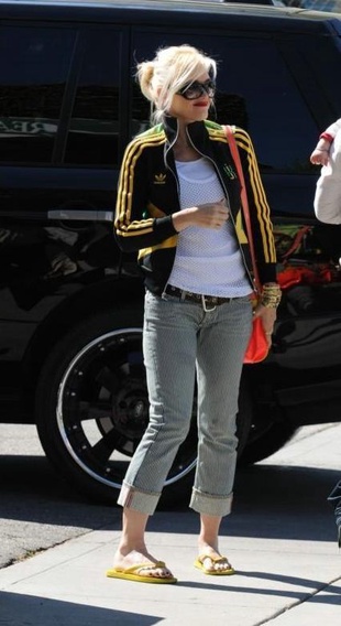 Gwen Stefani Out in Long Beach April 5, 2009