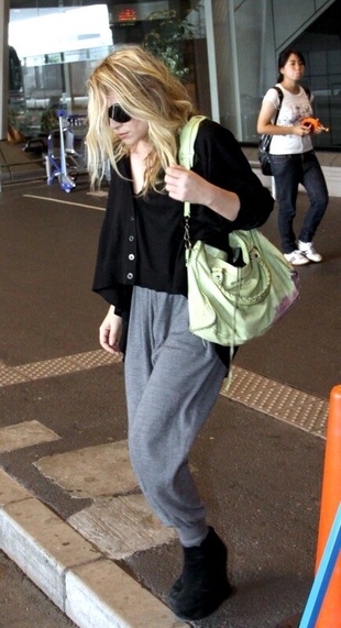 Ashley Olsen Mary-Kate in Tokyo August 28, 2009