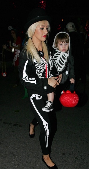 Christina Aguilera Trick or Treating with Max October 31, 2009