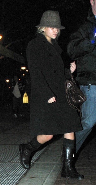 Ashley Olsen Leaving De Silva Restaurant in New York November 22, 2004