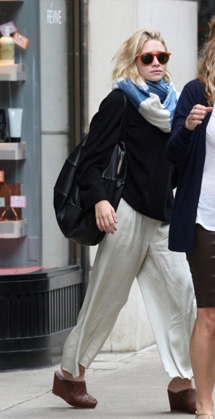 Ashley Olsen Leaving Barney's in New York June 23, 2009