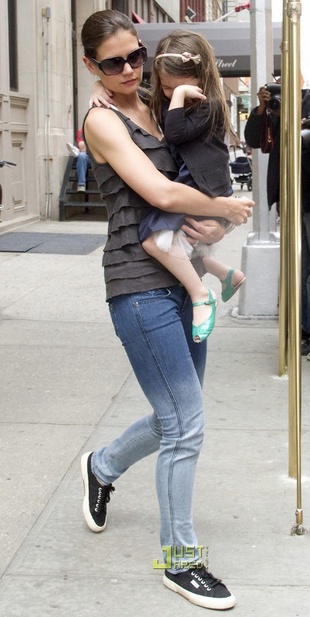 Katie Holmes Leaving Her Apartment in New York April 10, 2010