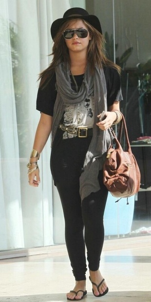 Demi Lovato Shopping at Urban Outfitters in Los Angeles September 22, 2010