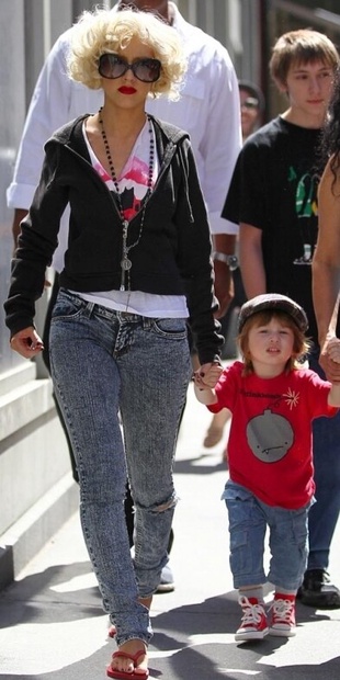 Christina Aguilera Shopping at the Scholastic Store in New York May 7, 2010