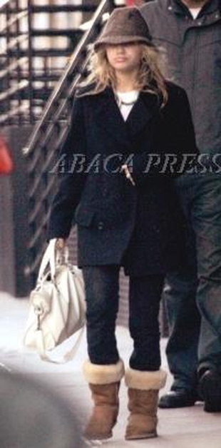 Ashley Olsen Leaving Her Apartment in New York December 13, 2004