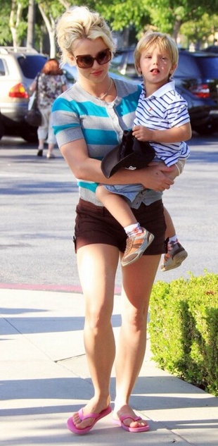 Britney Spears at Johnny Rockets Diner in Calabasas June 4, 2010