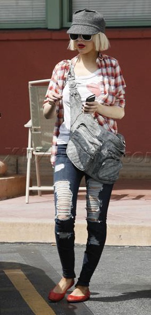 Christina Aguilera Shopping in Santa Monica April 2, 2010