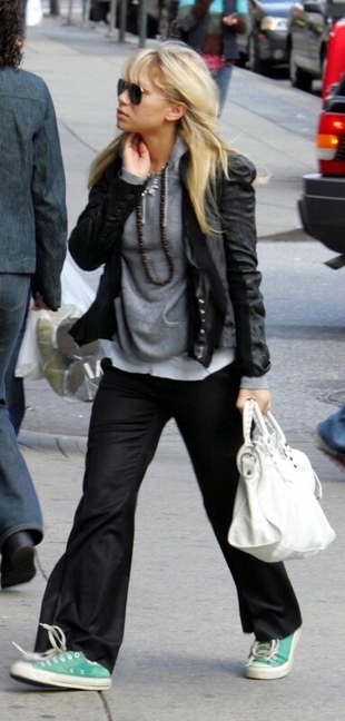 Ashley Olsen Shopping in New York October 16, 2004