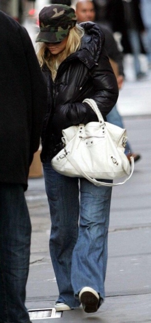 Ashley Olsen Shopping in New York December 6, 2004