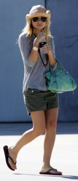 Ashley Olsen Shopping in Hollywood August 9, 2004