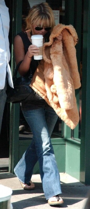 Ashley Olsen at Starbucks in New York October 4, 2004