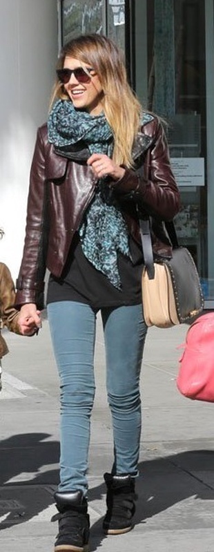 Jessica Alba Out For Breakfast in Beverly Hills January 26, 2013