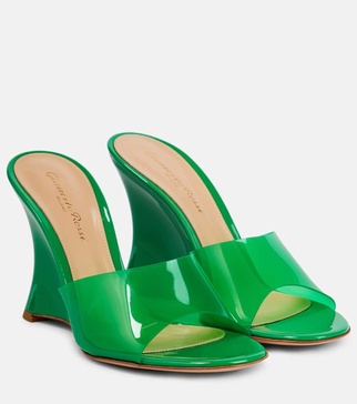 Vernice PVC wedge mules