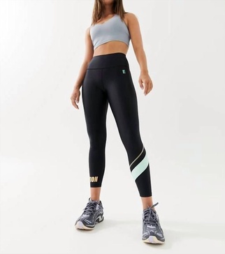 upward legging in black