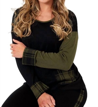 plaid accent crew neck pullover in black combo