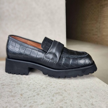 banded lugg loafer in black