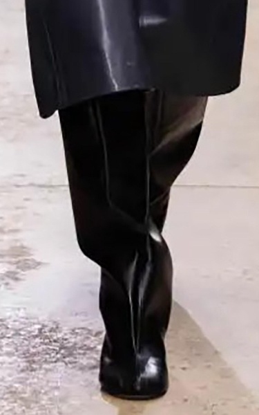 Tee Knee-High Leather Boots