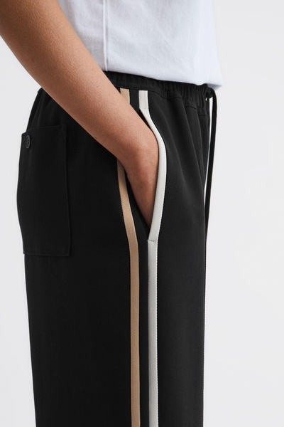 Petite Wide Leg Pull On Trousers in Black