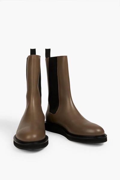 18 leather Chelsea boots