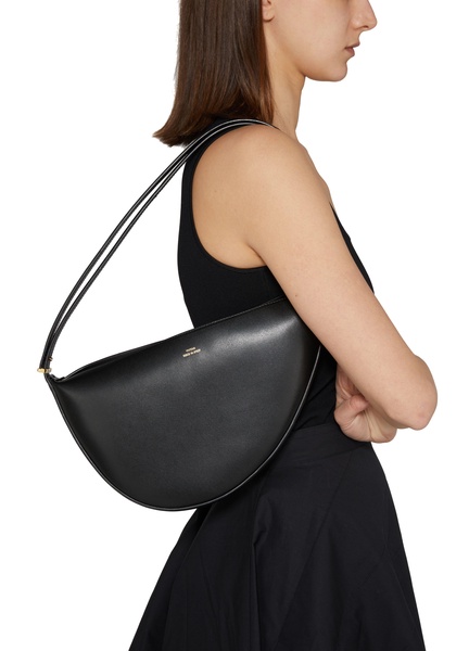 Scooped sling bag in leather