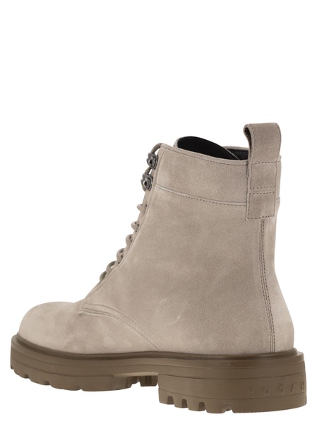 H673 Suede Boots