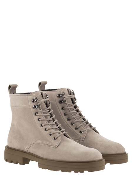 H673 Suede Boots