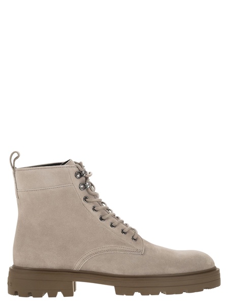 H673 Suede Boots