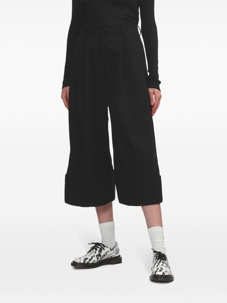 wide-legged cropped trousers