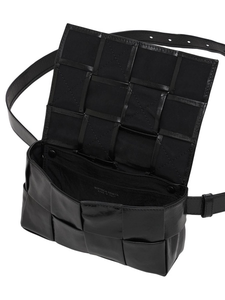 Cassette Intreccio leather belt bag