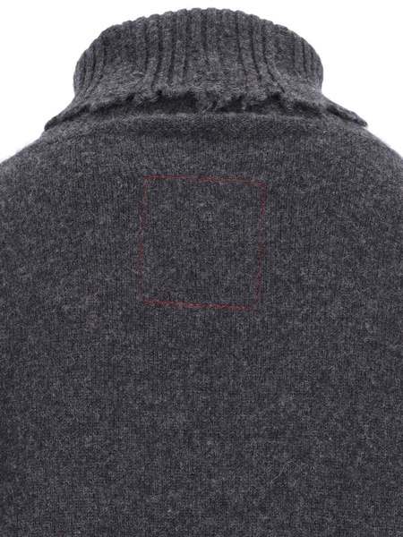 Destroyed details turtleneck sweater