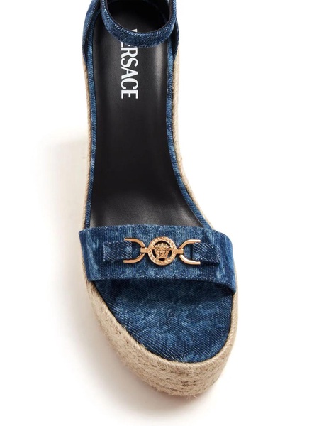 Versace sandali con zeppa barocco in denim