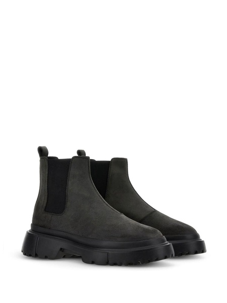 Chelsea round-toe suede boots