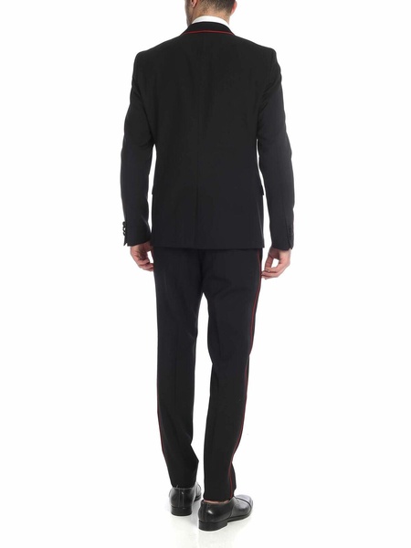 Single-breasted suit with single button