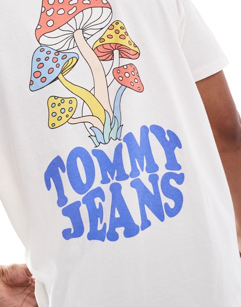 Tommy Jeans Unisex regular flag logo t-shirt in cream