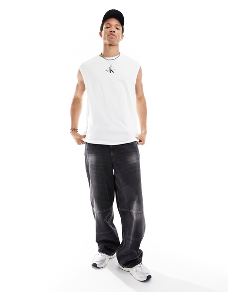 Calvin Klein Jeans monologo sleeveless T-shirt in white