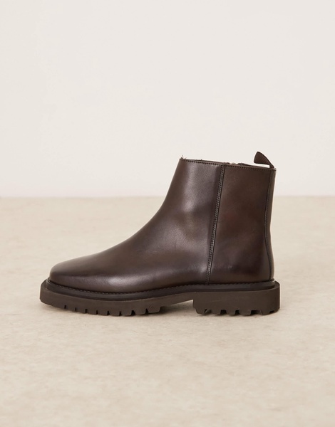 ASOS DESIGN Chelsea boots in brown leather