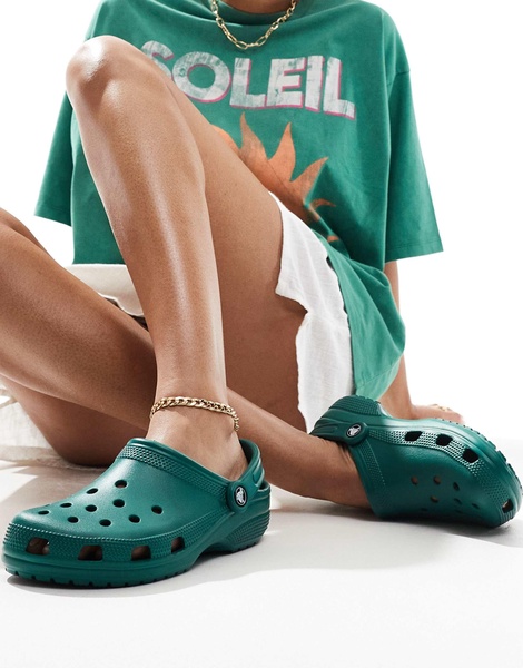 Crocs classic clog in emerald green