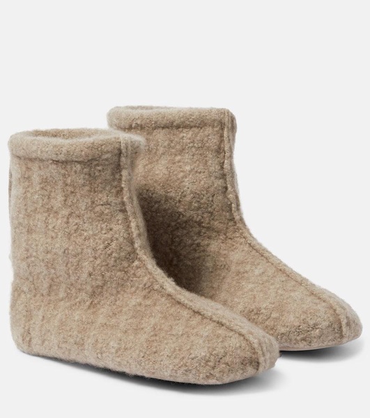 Cashmere slippers