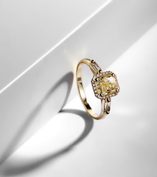 18kt yellow gold ring with diamonds